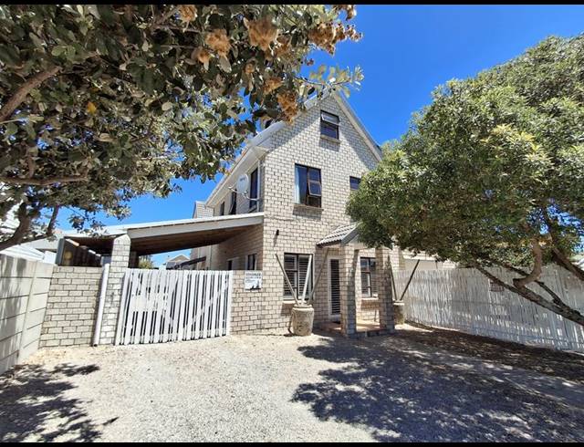 5 BEDROOM HOUSE FOR SALE IN BRITANNIA BAY